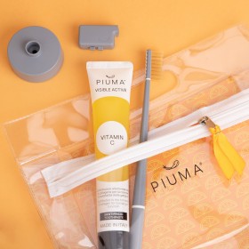 PIUMA GIFT SET VIT.C ASPHALT GREY ΟΔΟΝΤΟΚΡΕΜΑ 75ml & ΟΔΟΝΤΟΒΟΥΡΤΣΑ & ΒΑΣΗ ΟΔΟΝΤΟΒΟΥΡΤΣΑΣ